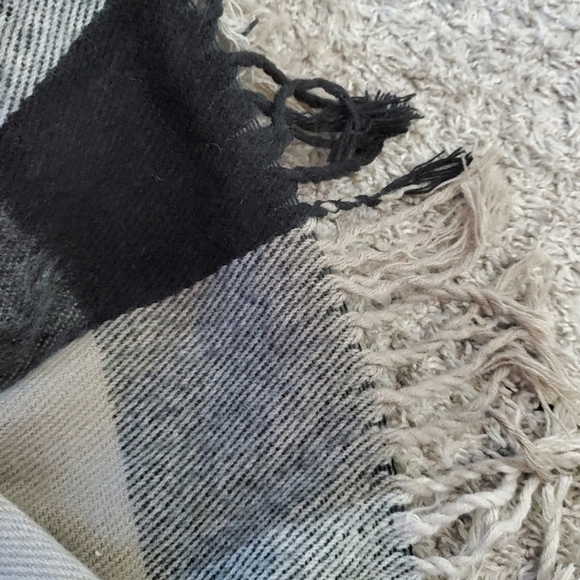 Plaid fringe soft scarf - Picture 5 of 13